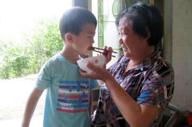 爷爷精心给孙子喂饭，却让孩子住进了医院，医生怒斥无知