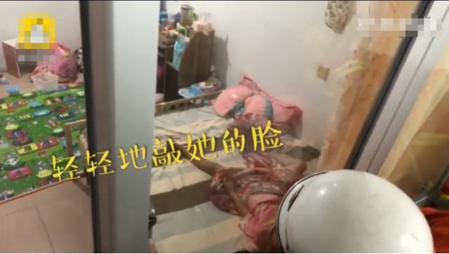 消防员太难啦！女童在家睡觉将门反锁，消防员用长杆怎么都戳不醒
