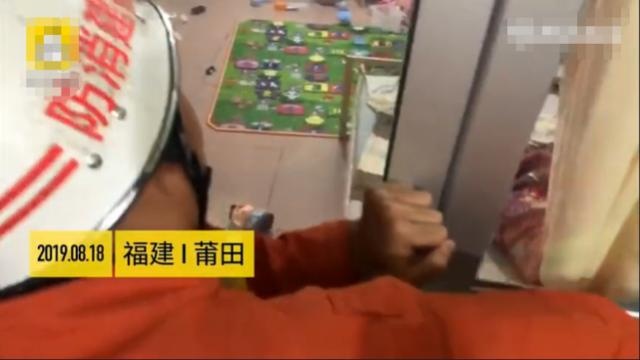 消防员太难啦！女童在家睡觉将门反锁，消防员用长杆怎么都戳不醒