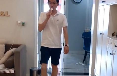 奶爸吃雪糕被俩娃“前后围攻”，实乃螳螂捕蝉黄雀在后，防不胜防