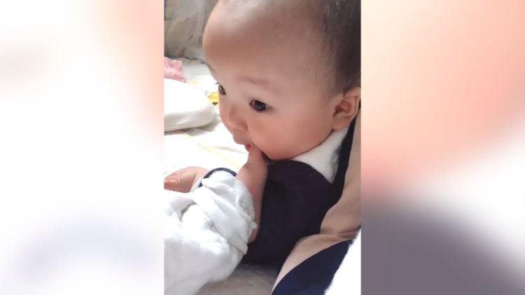 是你爬过去啃妹妹脚，还是妹妹把脚伸过来给你，味道还不错吧？