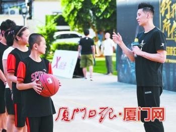 林书豪教厦门孩子打篮球 一起做手工