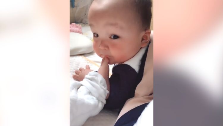 是你爬过去啃妹妹脚，还是妹妹把脚伸过来给你，味道还不错吧？