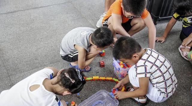 孩子放在老家，因为被灌输这种思想变得自卑，宝妈后悔不已