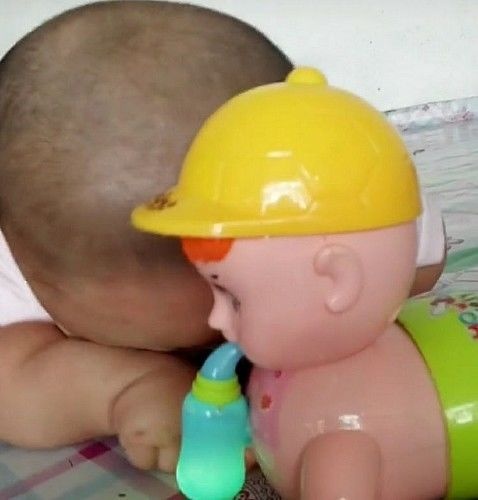 孩子拿奶奶买的玩具玩就哭，妈妈火大，仔细看后不淡定