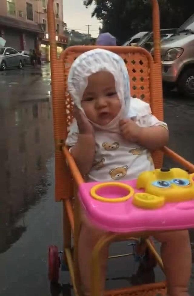 妈妈带娃外出突降小雨，为了宝宝不被雨淋，妈妈想的办法笑翻路人