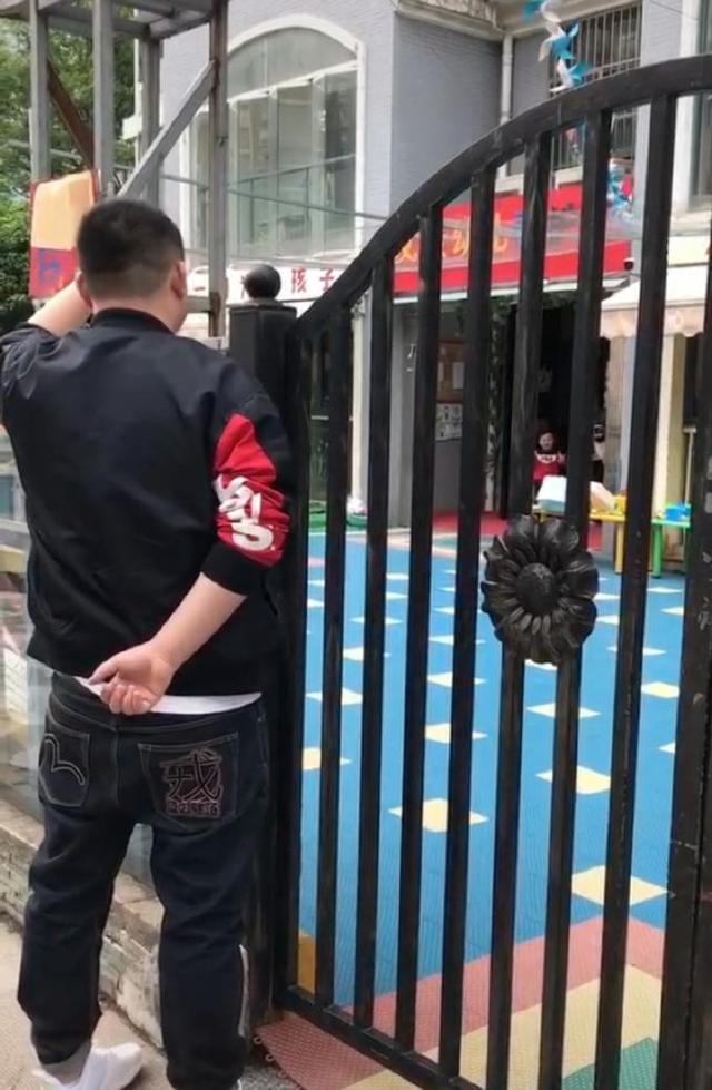 爸爸第一次接儿子放学，看到孩子的反应，妈妈湿了眼眶