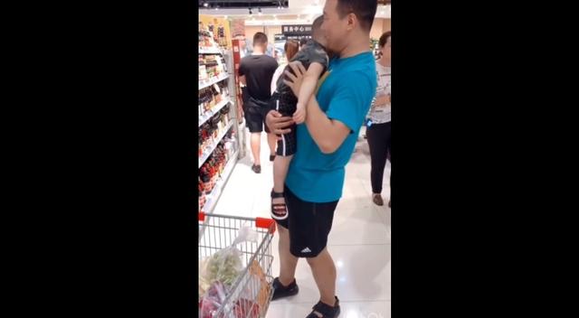 爸爸带孩子逛超市，宝宝不想走路装睡，网友：真是戏精本精了
