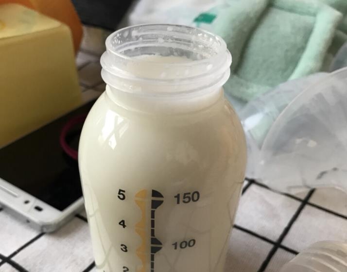 母乳喂养很辛苦，生产前一定准备好这4样东西，好用到哭