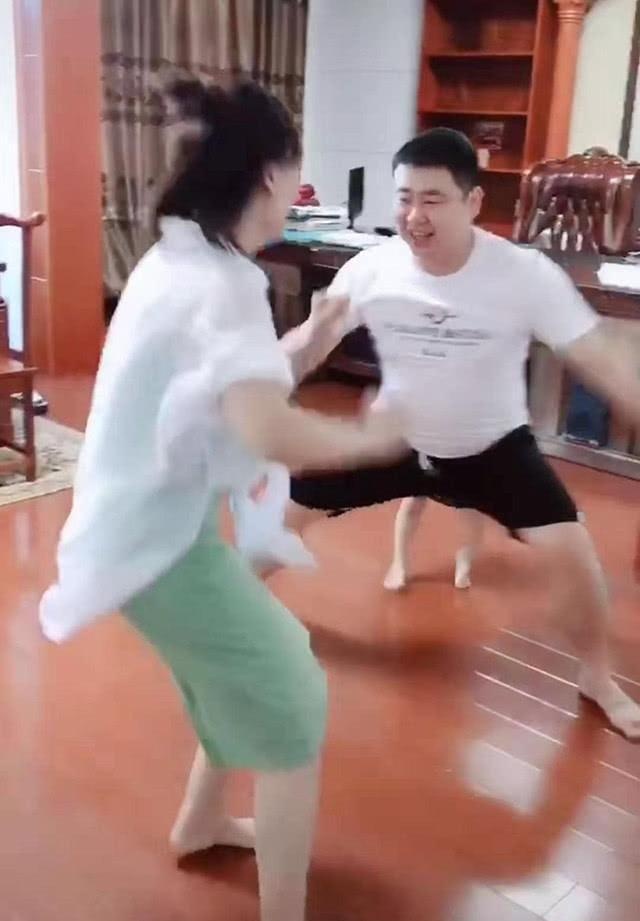 一家三口玩老鹰捉小鸡，鹰妈妈久攻不下，网友：公鸡爸爸威武雄壮