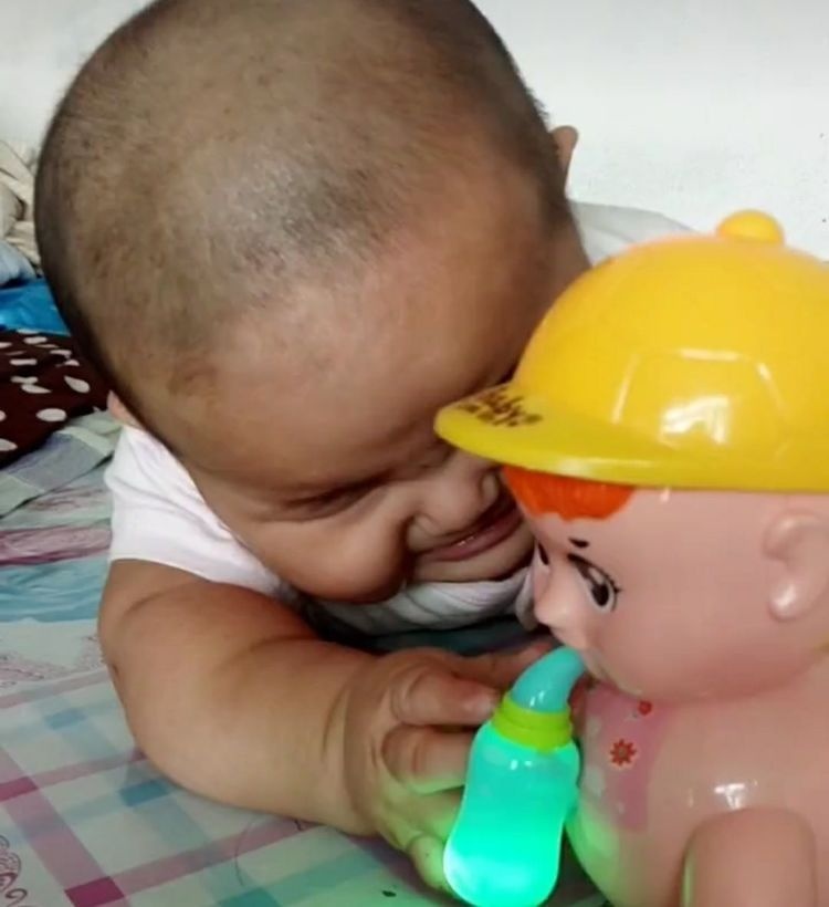 孩子拿奶奶买的玩具玩就哭，妈妈火大，仔细看后不淡定