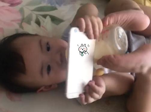 “手脚并用宝宝”喝奶玩手机两不误，高手在民间，英雄出婴童