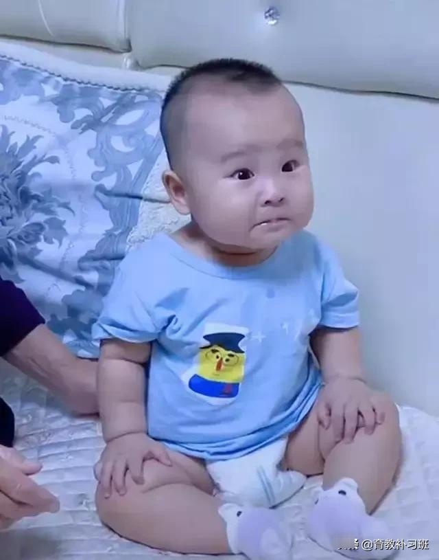 宝宝第一次吃辅食，沉醉其中的小表情萌翻了，网友：这一口真上头