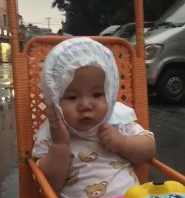 妈妈带娃外出突降小雨，为了宝宝不被雨淋，妈妈想的办法笑翻路人