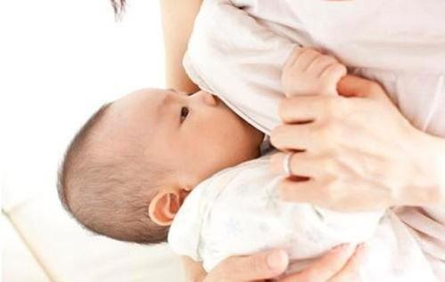 哺乳妈妈是先吃饭还是先喂孩子？看完宝妈的经历，太心酸了