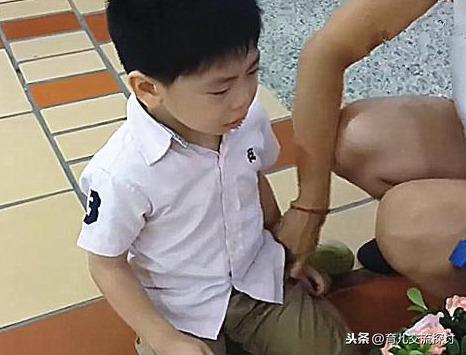 孩子摔倒后，妈妈的第一句话很重要，也许会影响孩子长大后的性格