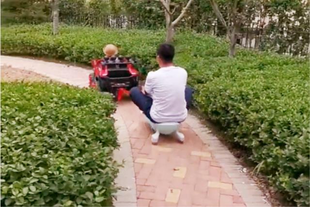 萌娃开着“豪车”拉舅舅去兜风，驾驶技术让人佩服！网友：老司机