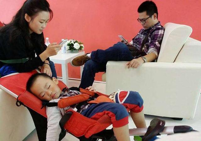 家长这些“偷懒”带娃方式，对孩子会产生影响，父母别图省事