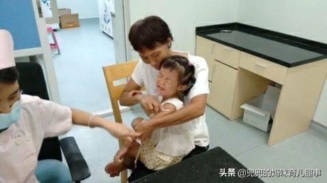 宝宝看到医生就秒哭？父母做好这4点，帮孩子克服就医恐惧症