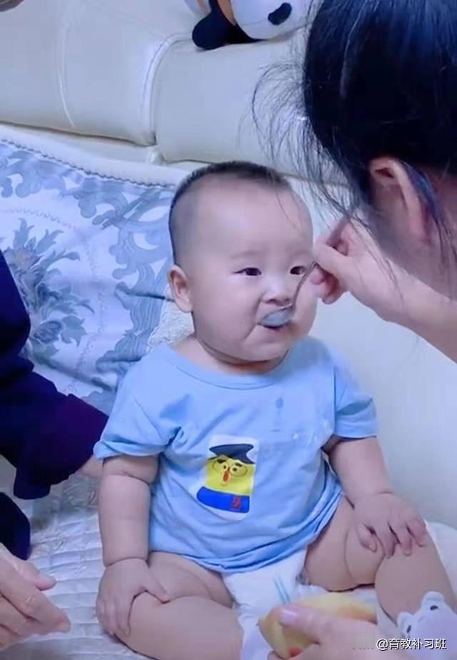 宝宝第一次吃辅食，沉醉其中的小表情萌翻了，网友：这一口真上头