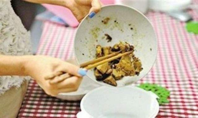 哺乳妈妈是先吃饭还是先喂孩子？看完宝妈的经历，太心酸了