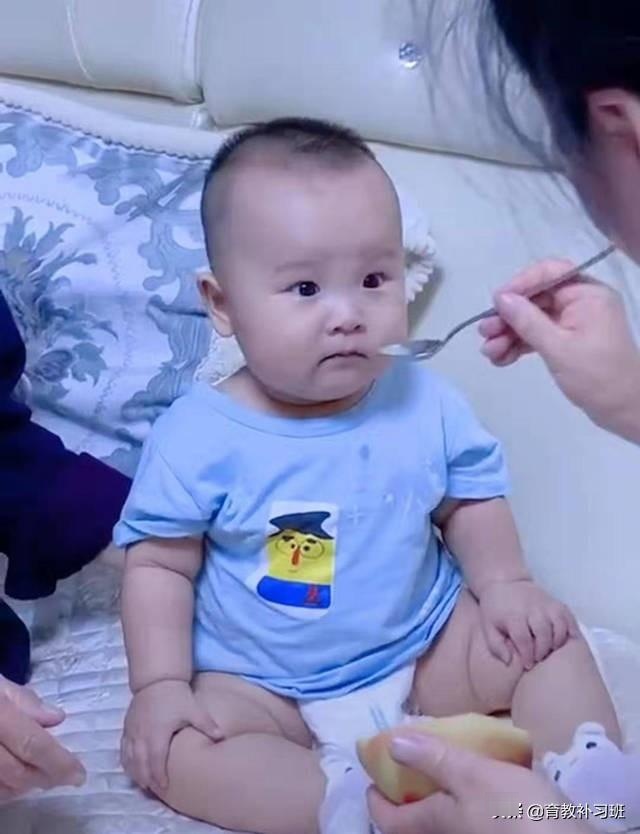 宝宝第一次吃辅食，沉醉其中的小表情萌翻了，网友：这一口真上头