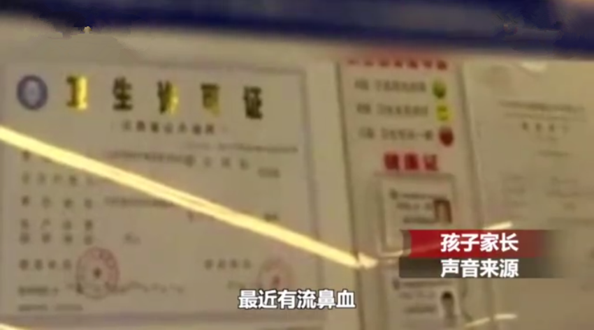 九岁女孩泳池游泳后常流鼻血，医生检查后，发现鼻子里竟钻进蚂蝗