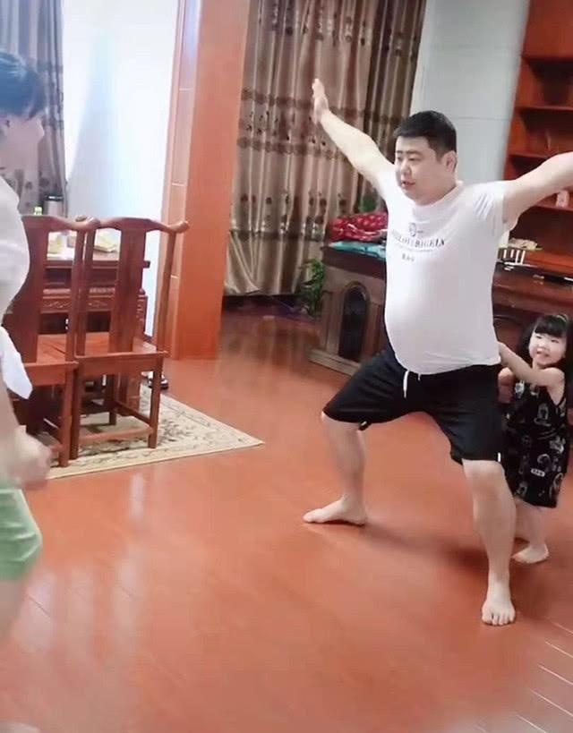 一家三口玩老鹰捉小鸡，鹰妈妈久攻不下，网友：公鸡爸爸威武雄壮