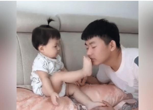 太可爱了！萌娃抬脚让哥哥闻闻，哥哥假装被熏晕，孩子随后的反响萌翻