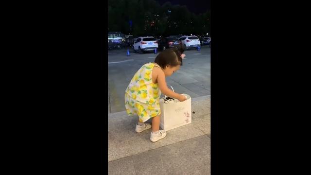 萌娃购物满载而归，拎袋子举动太可爱，网友：女人天生喜欢买买买