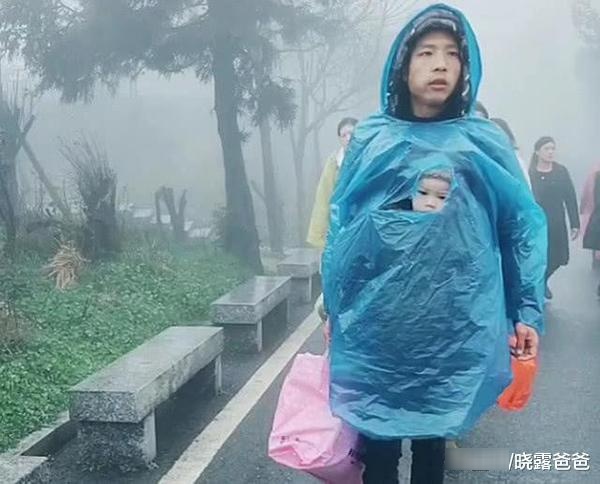 “袋鼠奶爸”火了，下雨天带女儿爬山，宝宝：我是谁？我要去哪？