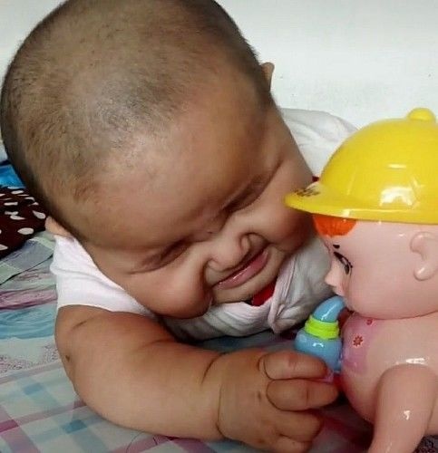 孩子拿奶奶买的玩具玩就哭，妈妈火大，仔细看后不淡定