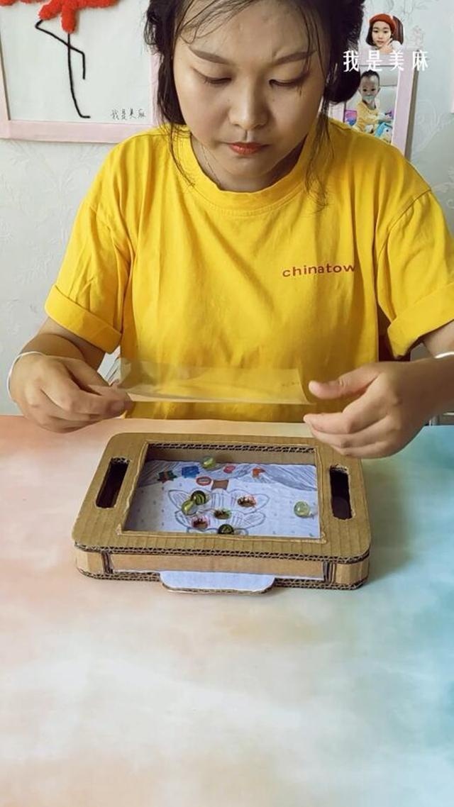 用快递箱做了个迷宫玩具，做法简单又好玩，可以提升孩子的专注力