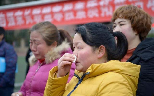 孩子玩手机不写作业，爸爸一巴掌让孩子用这种方式道歉，家庭破碎