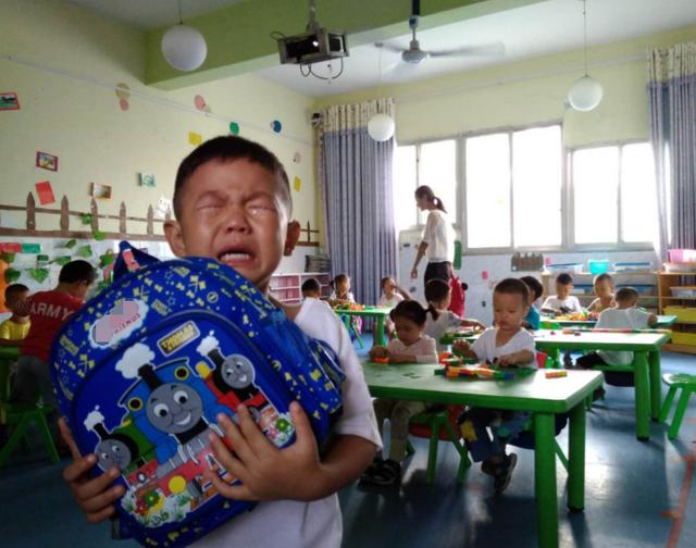 娃终于上幼儿园了，全家人开启解放天性模式，娃：这是人干的事？