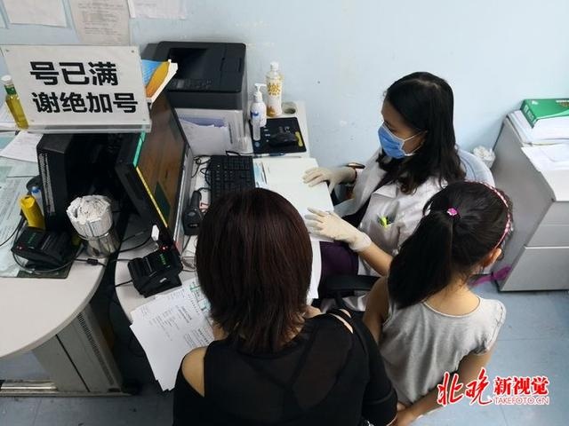 7岁女孩一年长高十多厘米！医生却说惨了，竟是因为睡前这个习惯