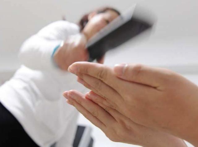 孩子在学校被老师“打”，爸爸在家长群的一席话，尽显高情商