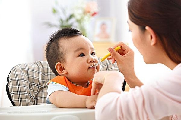 求放过：4种辅食不要给宝宝吃了，伤脾积食易生病，家长别大意！