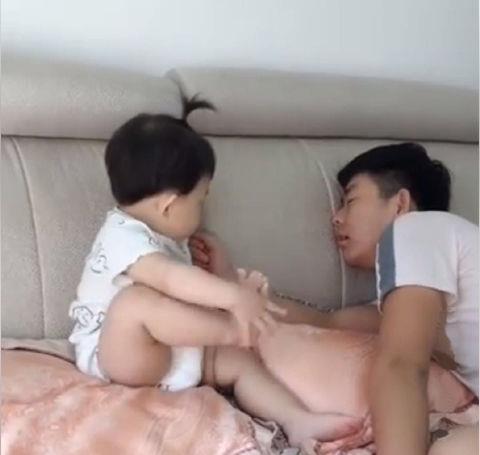 太可爱了！萌娃抬脚让哥哥闻闻，哥哥假装被熏晕，孩子随后的反响萌翻