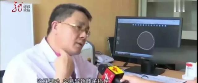 为了女儿开心，父亲将其“举高高”，旋转的吊扇却撞向了女儿头部