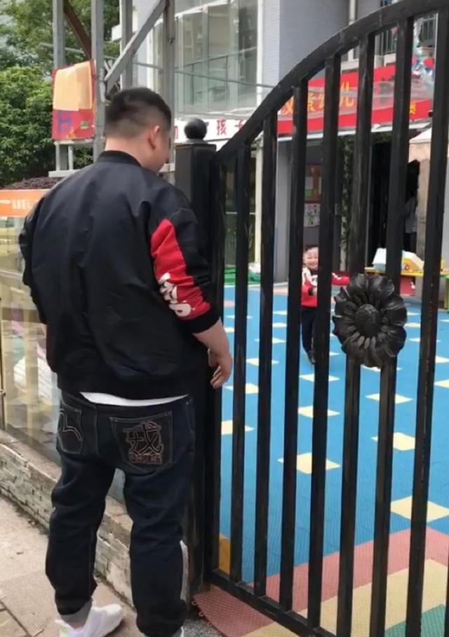 爸爸第一次接儿子放学，看到孩子的反应，妈妈湿了眼眶