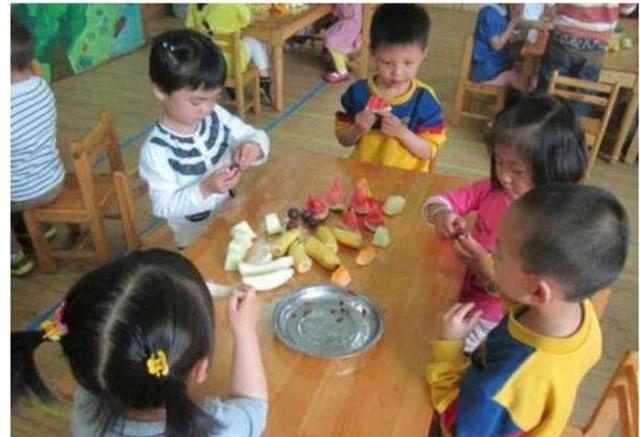 农村幼儿园有几百个学生，旁边空房卖水果可以吗？要注意些什么？