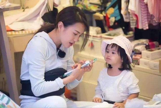 “妈妈你别上班陪我玩”，妈妈的回答不同，对孩子的影响就不同
