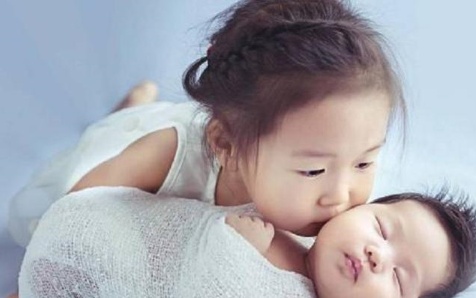 4岁萌娃“神逻辑”，认为爸爸会生孩子，称他的肚子已经很大了