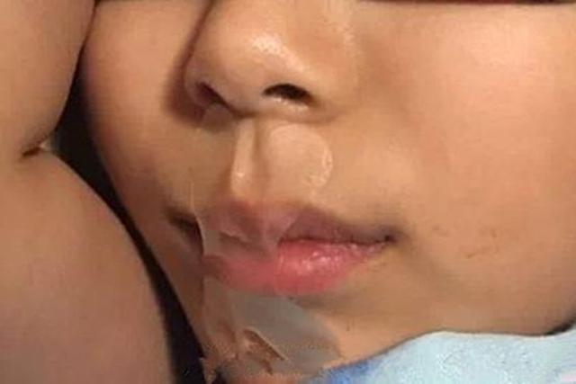 8岁女孩每晚睡觉，都被亲妈用“胶布”封上嘴，网友：情有可原