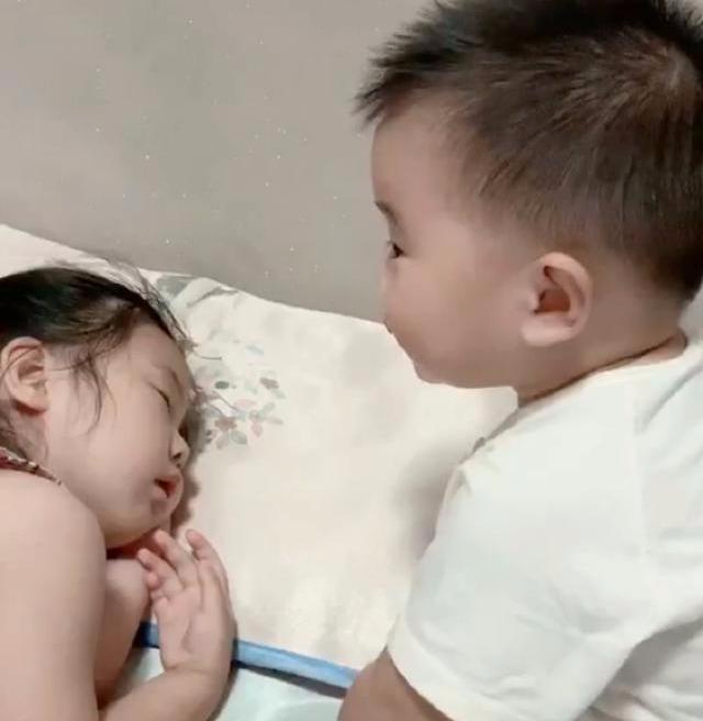 4岁姐姐睡着后，妹妹在一旁小心翼翼的样子，网友：好有爱的画面