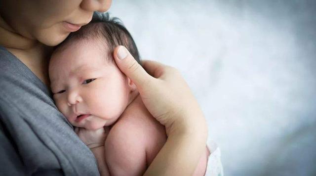宝宝脸上的“产钳印”迟迟不消，婆婆的一句埋怨，让宝妈忍不住了