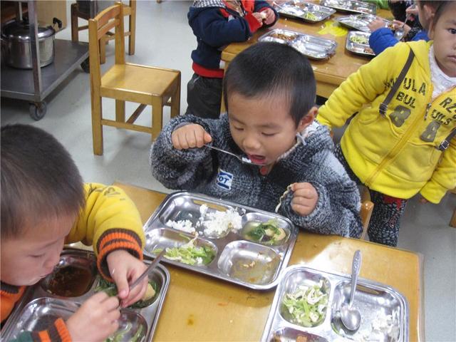 幼儿园老师群里发孩子午餐照，随后秒撤回，眼尖家长：给个解释