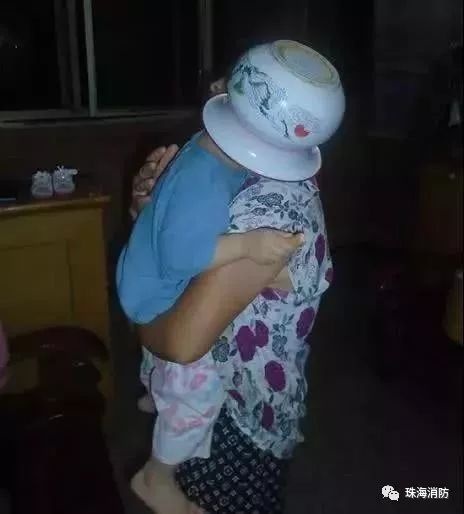 小朋友头被卡，危急关头...别大意！这10点是孩子身边最常见的安全隐患