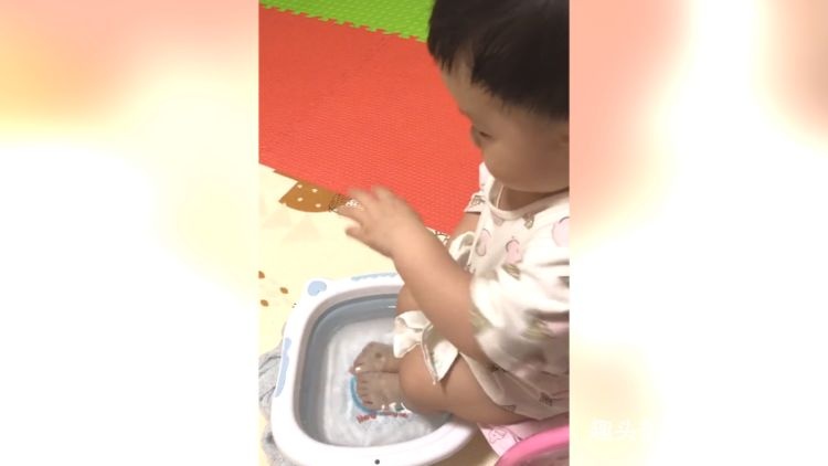 萌娃坐在凳子上洗脚，乖巧的样子真是太可爱，让众多网友纷纷点赞
